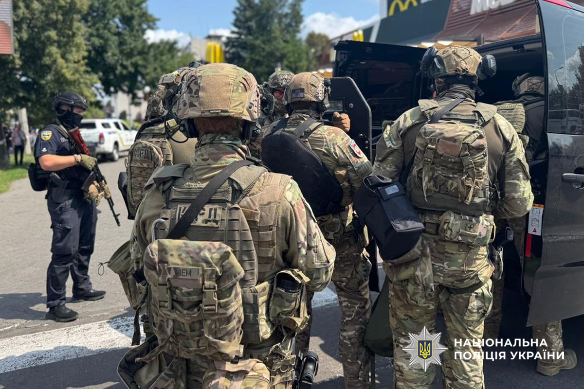 Полиция задержала мужчину, который устроил стрельбу в McDonald's: он ранил сам себя — фото 5