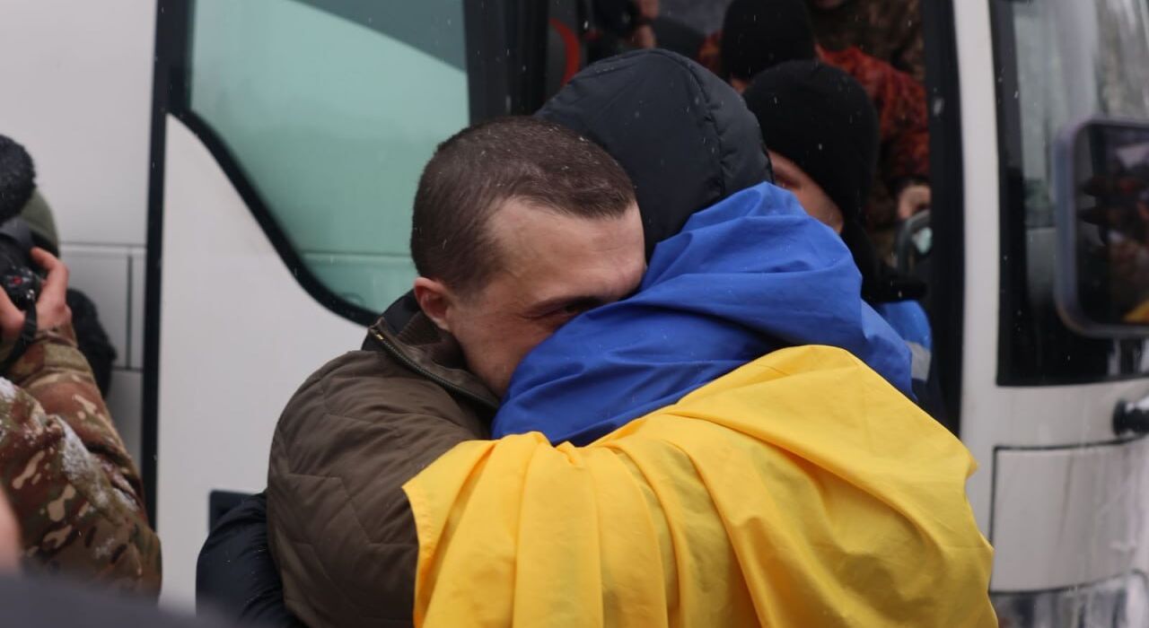 Первые фото украинских военных, которых вернули в ходе обмена: большинство были в плену с 22-го года