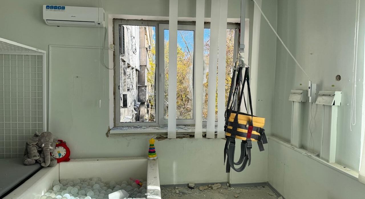 При ударі по дитячій лікарні у Херсоні поранення отримали 9 осіб, серед них четверо дітей