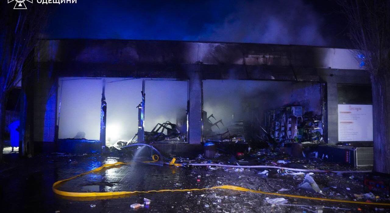 Два человека пострадали, один из дронов попал в жилую высотку: последствия атаки на Одессу