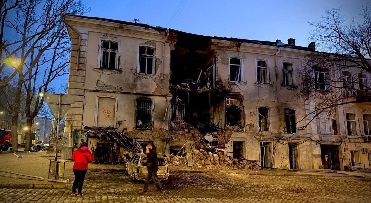 Три человека пострадали из-за атаки россиян на Одессу: повреждены жилые дома