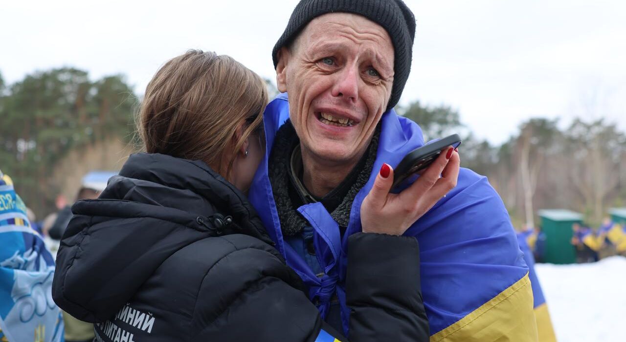 Домой из российского плена вернулись 300 украинских защитников и двое гражданских 