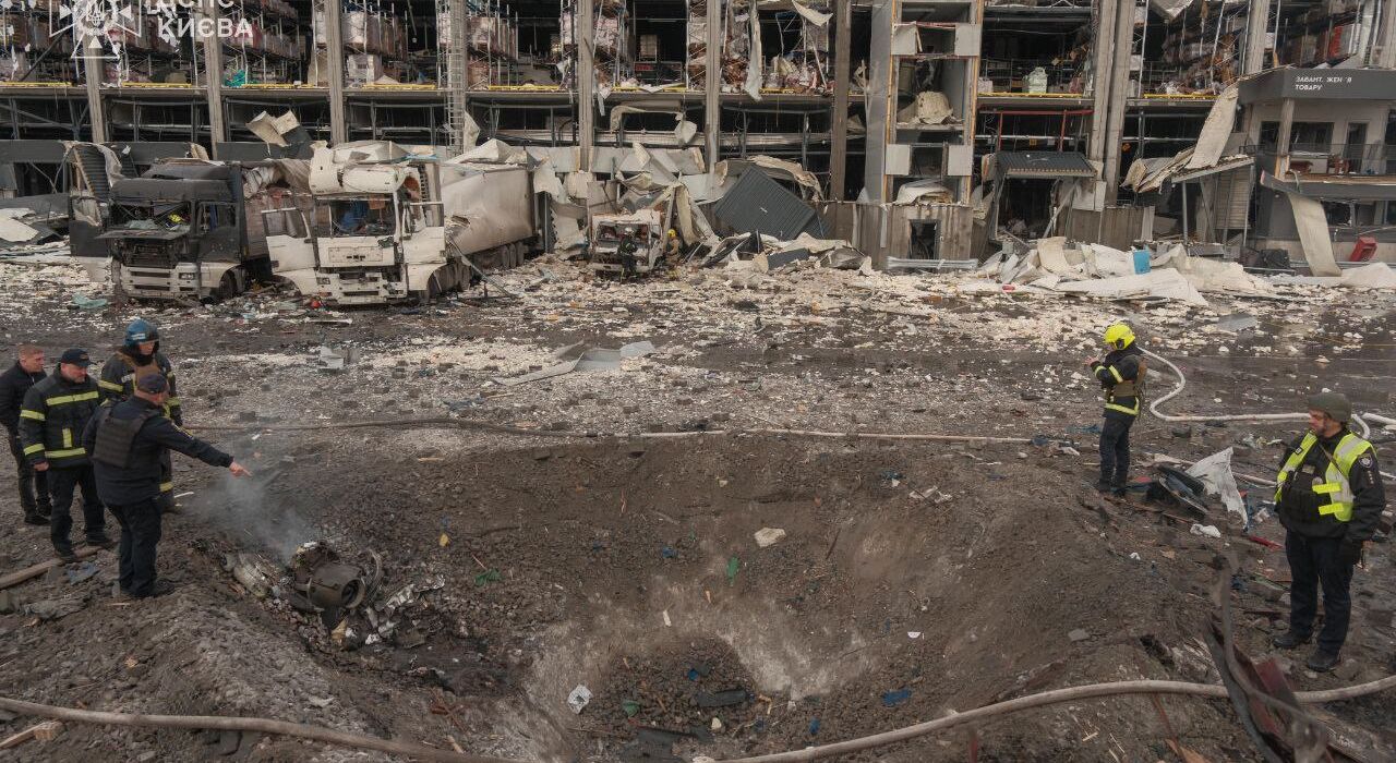 Шестеро людей загинули внаслідок удару по Києву: розбиті будинки, є проблеми зі світлом та опаленням