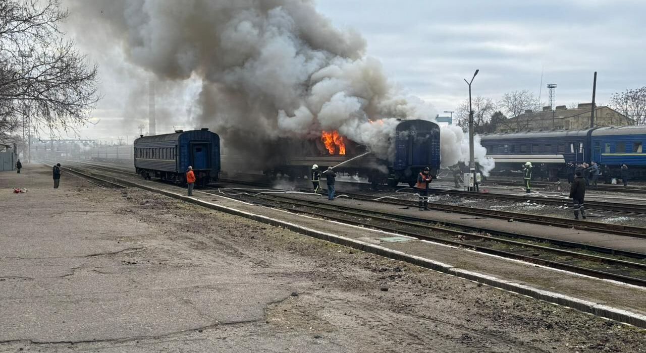 Россияне атаковали БПЛА пассажирский поезд в Николаеве: людей успели эвакуировать