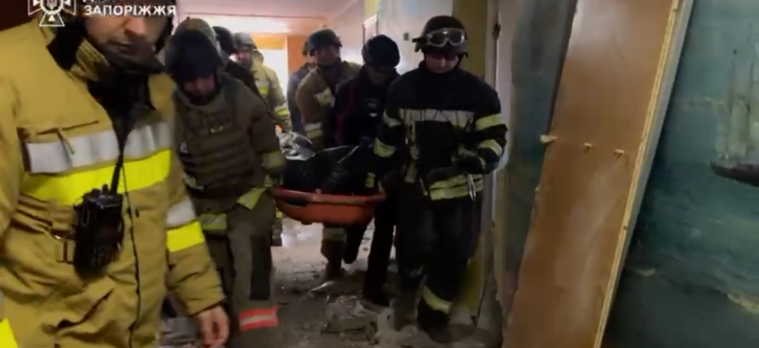 З-під завалів у Запоріжжі дістали тіло людини: рятувальники шукають ще одну особу