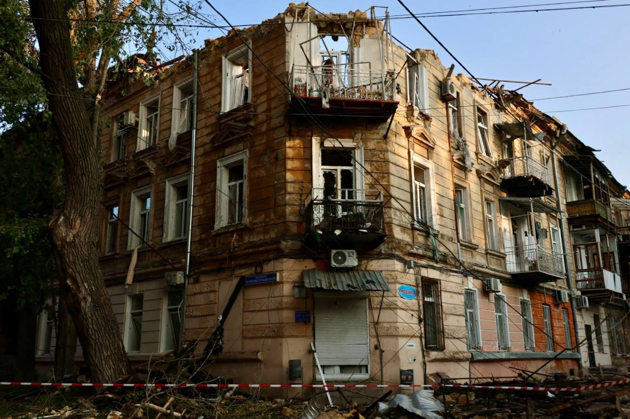Роддом, станция медпомощи, жилые дома повреждены в результате атаки на Одессу: погибли двое — фото 21