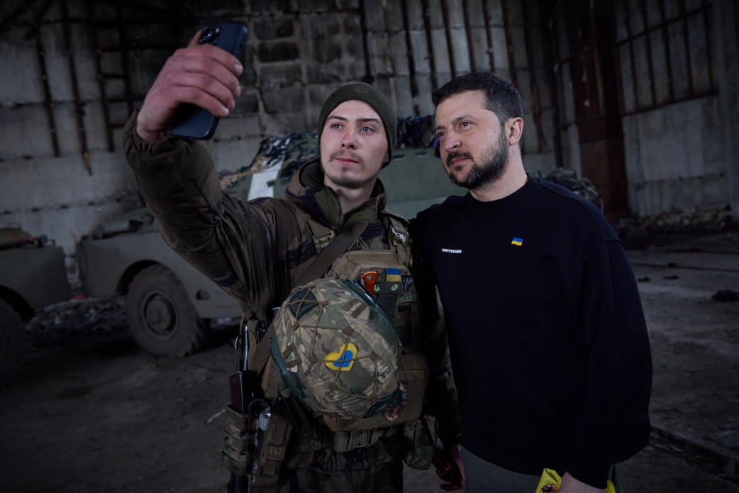 Зеленський приїхав на передові позиції ЗСУ під Бахмутом (фото, відео) — фото