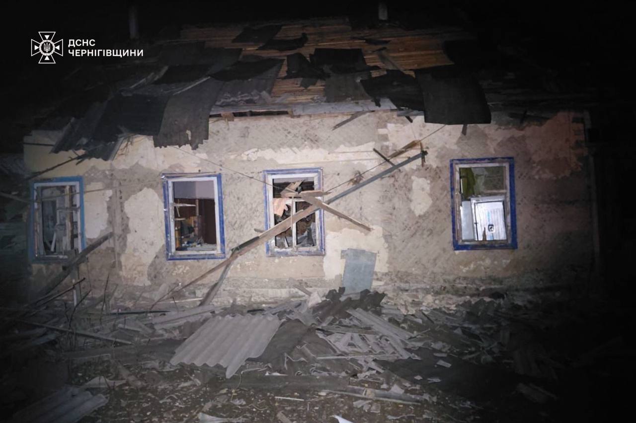 Три человека пострадали в своих домах в результате российского удара по Черниговской области — фото 11