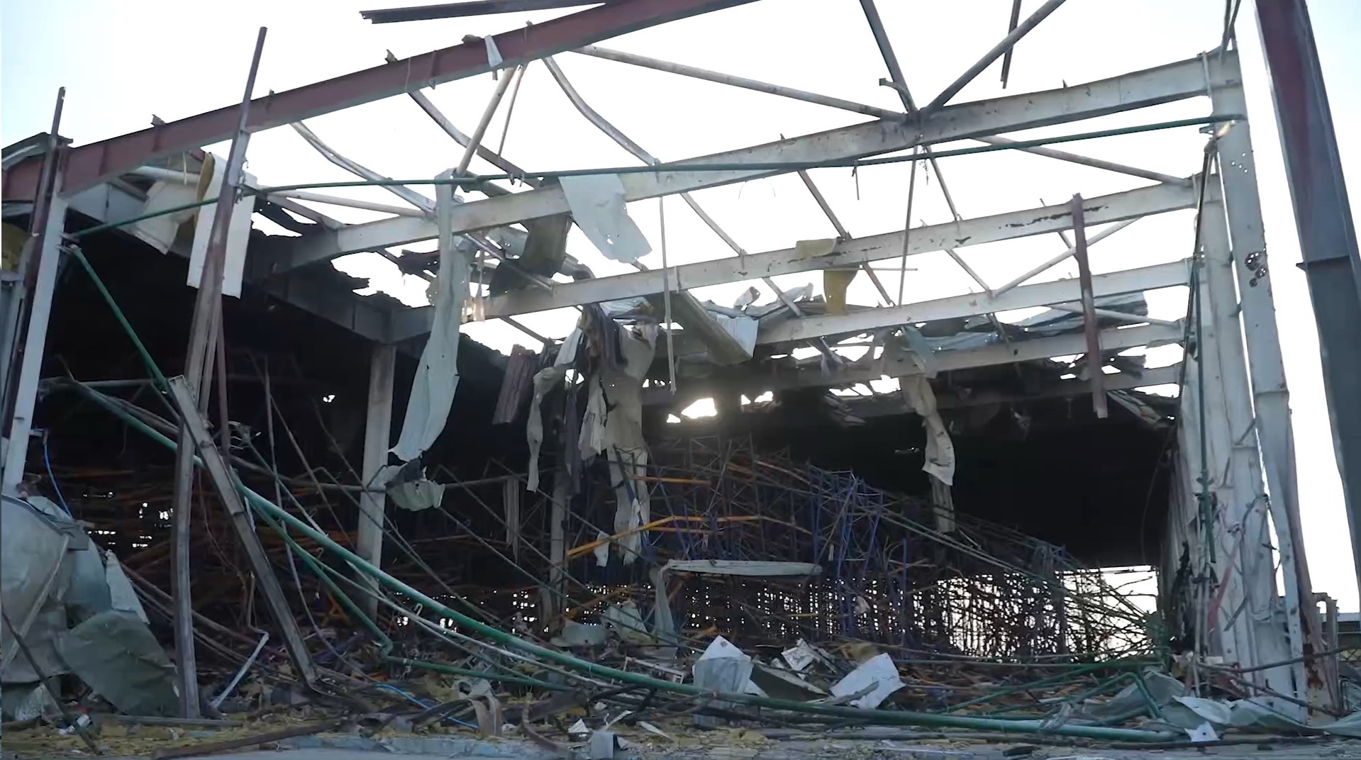 Зеленский показал, что осталось от завода Flextronics в Мукачево, который атаковала Россия: фото, видео — фото 3