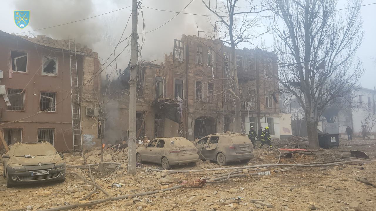 В Одессе ракета прошила жилую высотку, взорвавшись внутри: число жертв растет (фото) — фото 6