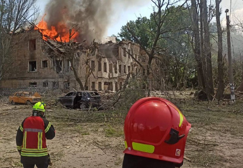 Удар по лікарні у Дніпрі: перші кадри та деталі по загиблих — фото