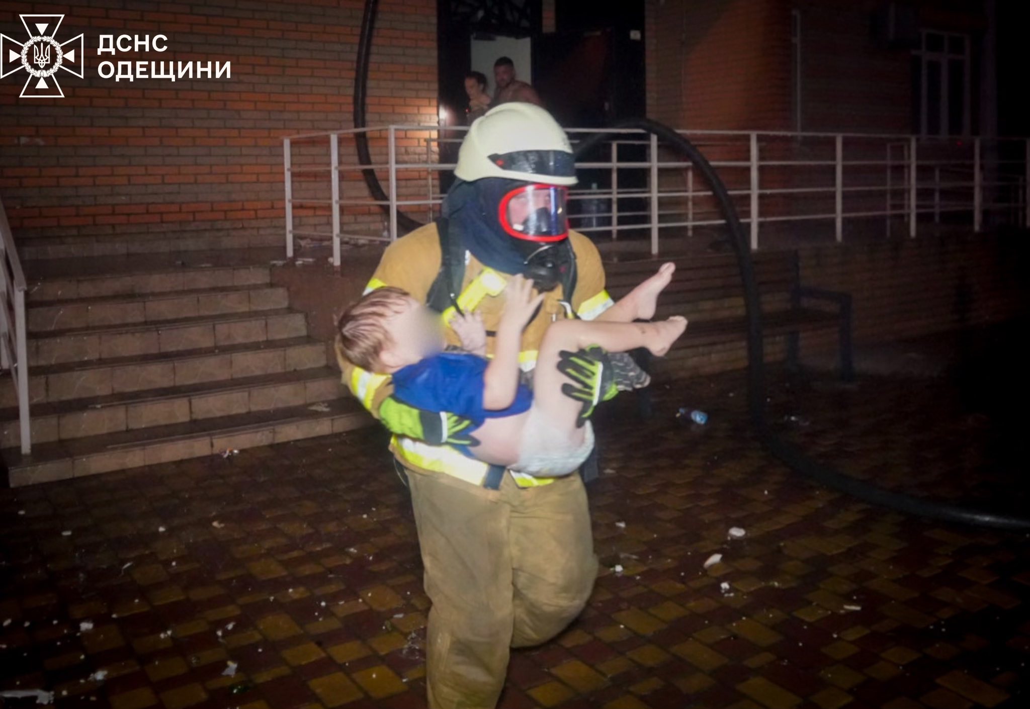 Два человек погибли, 14 пострадали: кадры последствий российской атаки на Одессу — фото 8