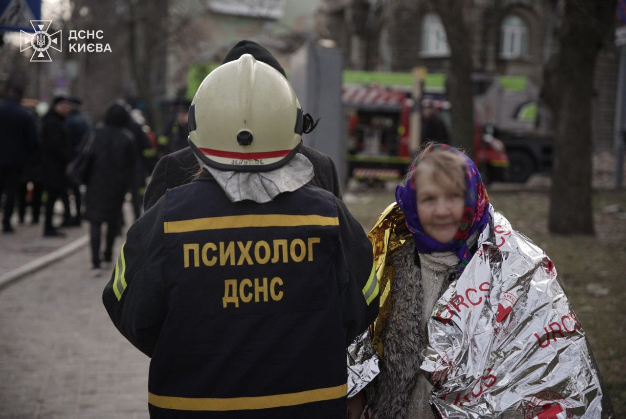 Число погибших в Киеве в результате российского удара выросло до двух человек — фото 4