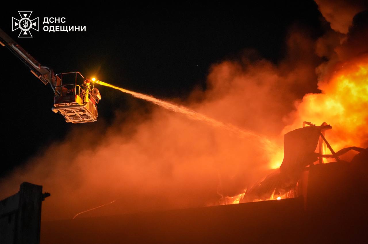 Рятувальники показали жахливі фото наслідків ракетного удару по Одесі — фото 10