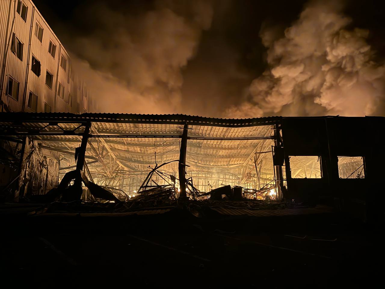 Рятувальники показали жахливі фото наслідків ракетного удару по Одесі — фото 9