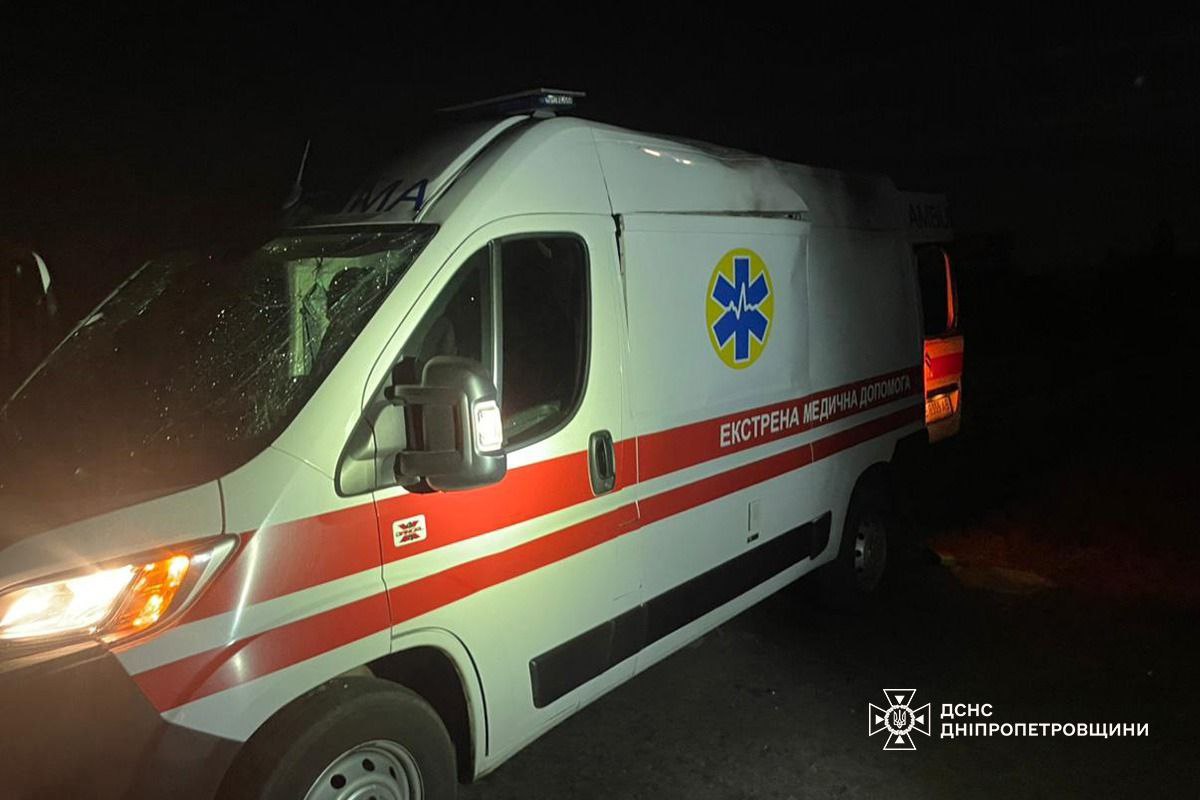 В Никополе россияне ударили по ”скорой”, которая перевозила пациента: пострадали медики — фото 3