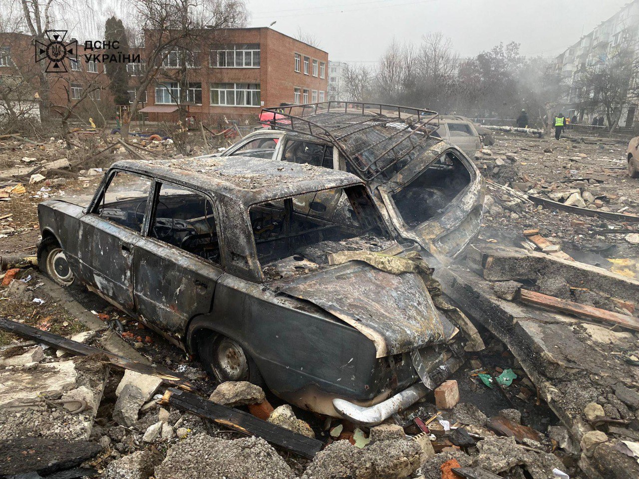 До 3 людей зросла кількість загиблих внаслідок ракетного удару по житловому будинку у Полтаві: фото — фото 5