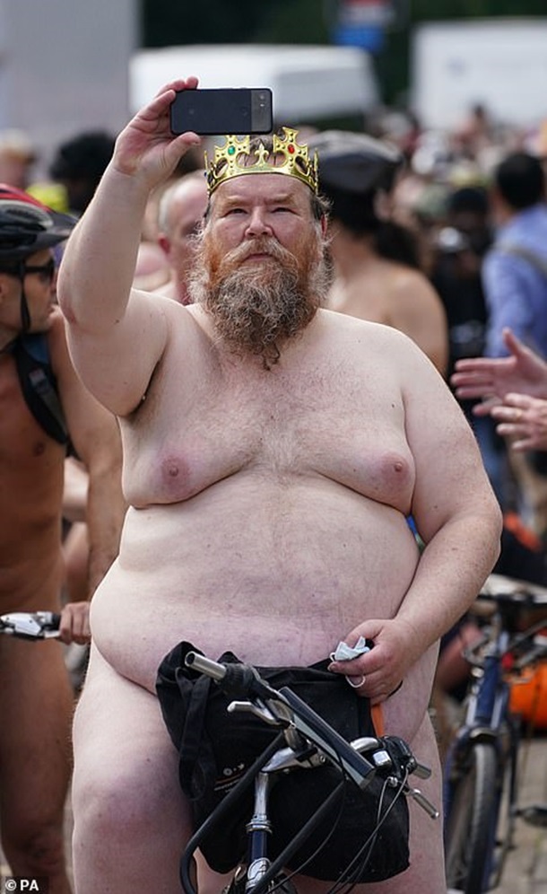 Вулицями Лондона проїхали сотні голих велосипедистів — фото