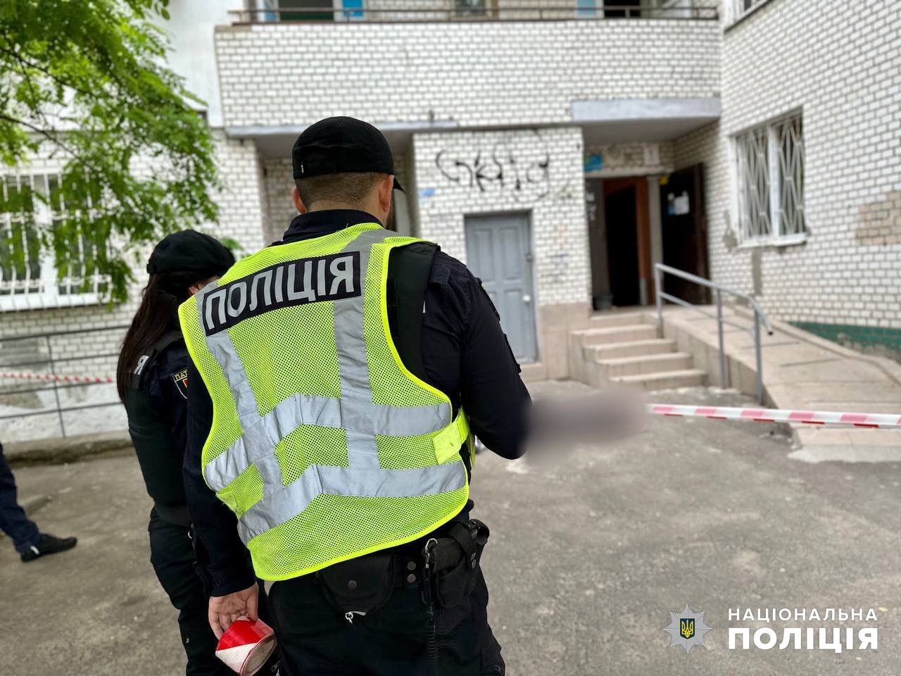 В Одессе мужчина изрезал ножом жену и дочь, а затем спрыгнул с 12 этажа — фото