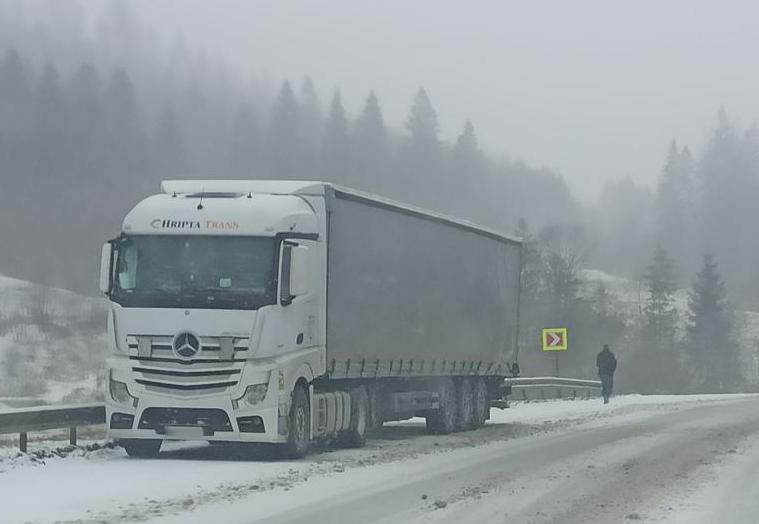Во Львовской области микроавтобус столкнулся с грузовиком: есть погибшие — фото