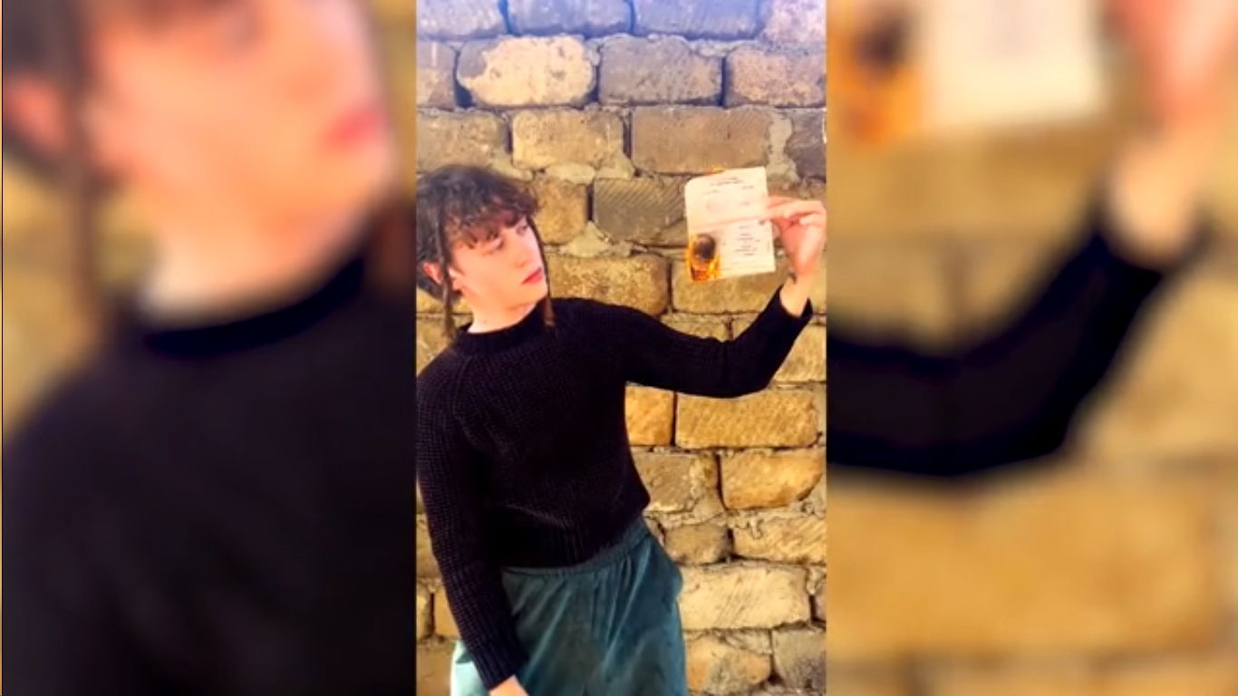 Російський співак спалив паспорт, заявивши, що хоче в Україну: відео — фото