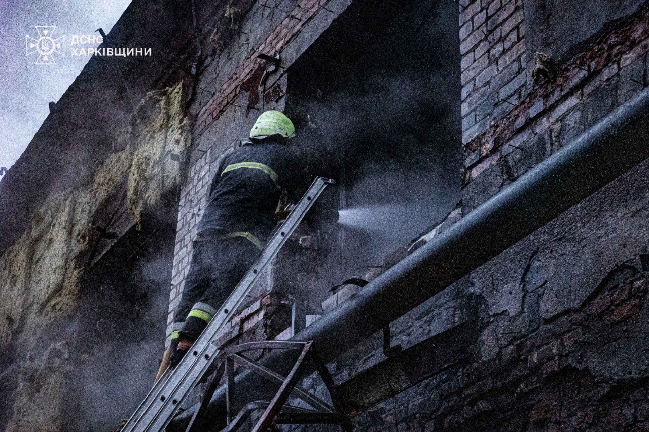 У Харкові загасили масштабну пожежу на підприємстві, яке атакували росіяни: фото  — фото 5