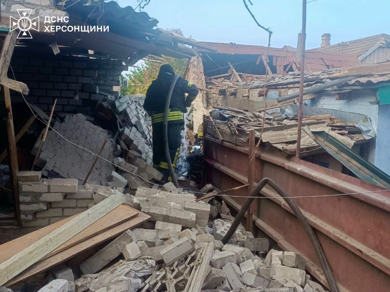 Две женщины погибли в результате российского обстрела Херсона (фото) — фото 12