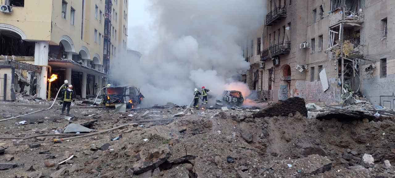 В Харькове растет число раненых при ракетном ударе: новые кадры — фото 8