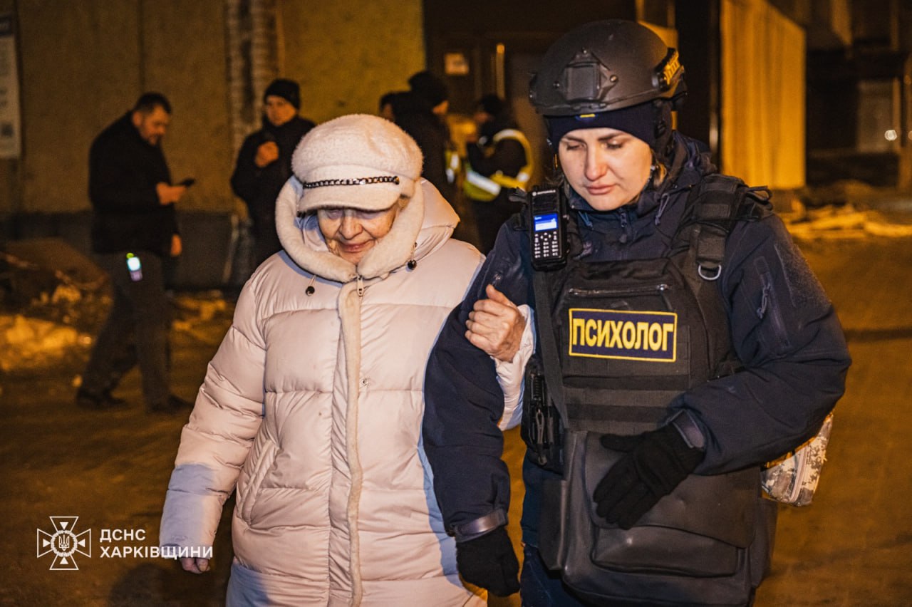 В Харькове среди руин разрушенного российским ударом дома нашли тело женщины — фото 6