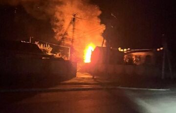 Российские военные ударили по жилым домам в Херсоне Российские военные ударили по жилым домам в Херсоне