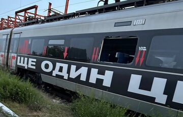 Внаслідок російського обстрілу пошкоджено потяг Інтерсіті+ з роботами американської художниці Барбари Крюгер