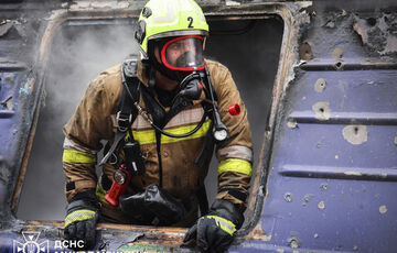 Спасатели показали кадры ликвидации пожара в пассажирском поезде в Николаеве