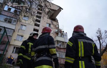 Під завалами може бути людина: рятувальники показали перші фото з місця вибуху у Хмельницькому Під завалами може бути людина: рятувальники показали перші фото з місця вибуху у Хмельницькому