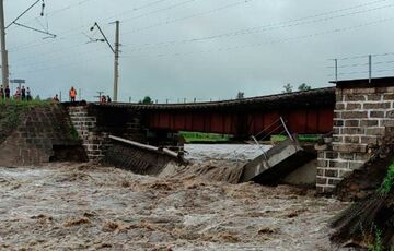 В России из-за наводнения рухнул железнодорожный мост