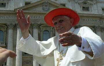 Попрощаться с Папой Римским Бенедиктом XVI в первые сутки пришли 65 тысяч человек