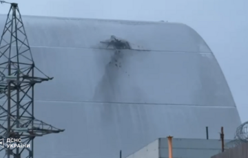 На ЧАЕС все ще триває пожежа після удару по укриттю На ЧАЕС все ще триває пожежа після удару по укриттю