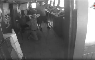 В РФ показали, как захватили сухогруз в Черном море: людей ставили на колени, угрожая оружием В РФ показали, как захватили сухогруз в Черном море: людей ставили на колени, угрожая оружием