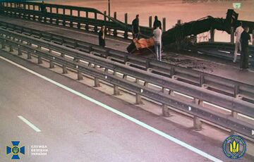 Україна втретє атакувала Кримський міст: відео Україна втретє атакувала Кримський міст: відео