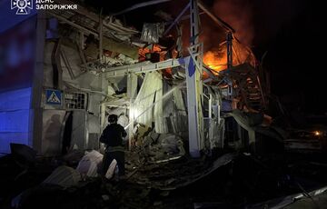 В Запорожье продолжается разбор завалов на месте прилета по АТБ В Запорожье продолжается разбор завалов на месте прилета по АТБ