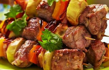 Травневі вихідні: як боротися з переїданням на свята