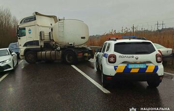 На трасі Одеса-Рені фура вилетіла на зустрічну смугу та зіткнулася з двома авто