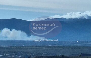 В оккупированном Крыму после атаки дронов горит склад боеприпасов 126-й бригады береговой обороны ЧФ РФ В оккупированном Крыму после атаки дронов горит склад боеприпасов 126-й бригады береговой обороны ЧФ РФ