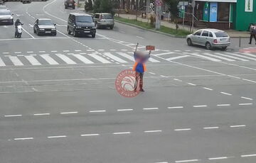 У Вінниці чоловік з іграшковим пістолетом зупиняв машини у хвилину мовчання У Вінниці чоловік з іграшковим пістолетом зупиняв машини у хвилину мовчання