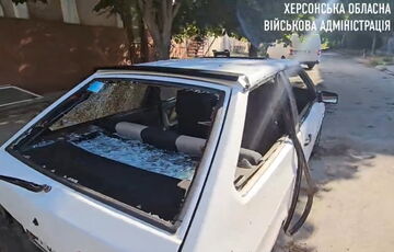 Росіяни атакували дроном автомобіль та спалили житловий будинок у Херсоні