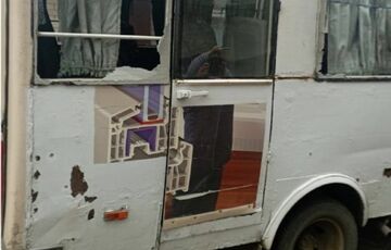 Росіяни скинули вибухівку на автобус на Сумщині