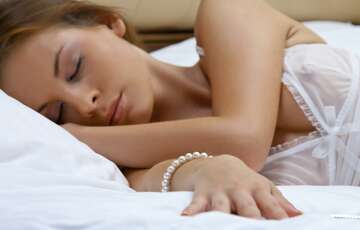 Профилактика морщин: в каком положении лучше спать, чтобы не навредить коже