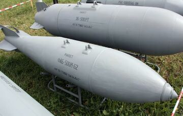 В разведке пояснили, из-за чего Россия роняет авиабомбы на собственные территории