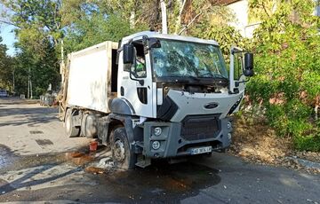 Россияне обстреляли Херсон: серьезно ранены коммунальщики (фото)