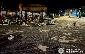 В Ровно пьяна женщина расшвыряла портреты погибших Героев, потому те ее раздражали