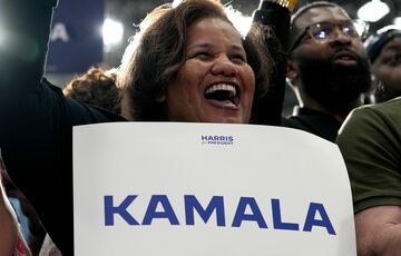 Камала Харрис обошла Трампа по популярности в ”колеблющихся” штатах